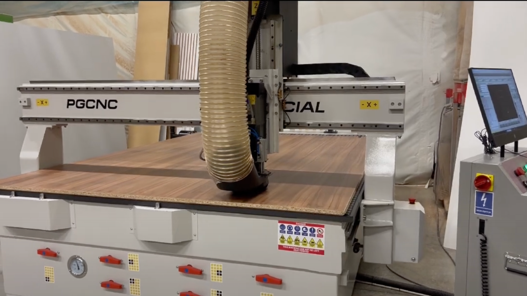 Load video: Filmik jak maszyna CNC wycina 23 elementy za 3,5 minuty